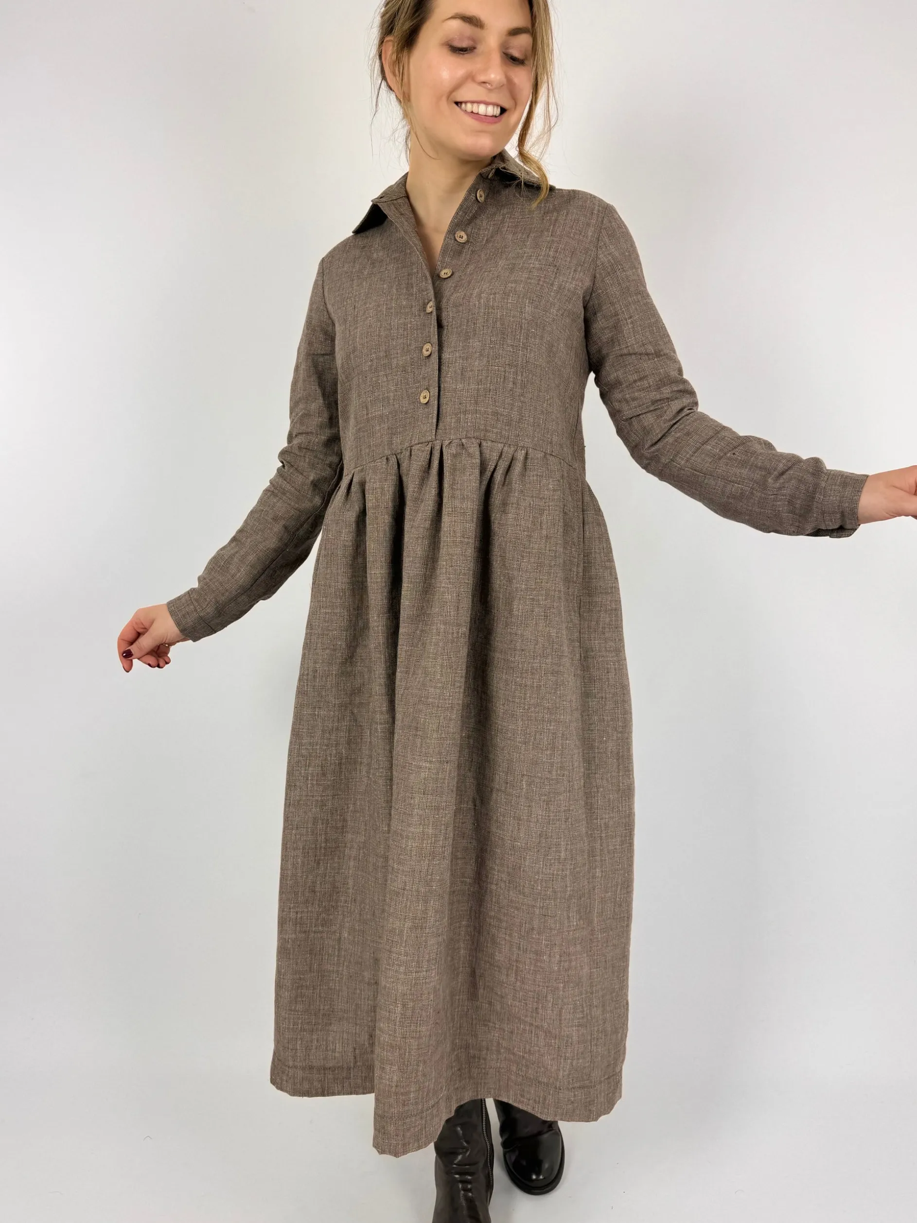 Der Antagonist 8 Embroidered Dress Brown Check